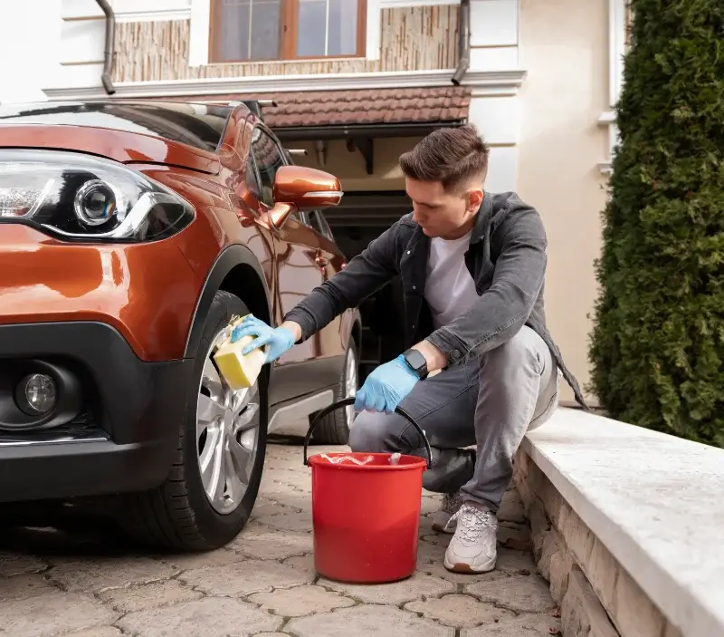 Lavage auto à domicile Saint-Jean-la-Fouillouse : professionnel intervenant sur un véhicule